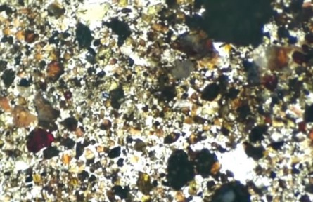 顯微鏡下 月壤顆粒呈彩色