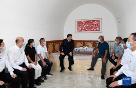 習(xí)近平在陜西榆林考察時強(qiáng)調(diào) 解放思想改革創(chuàng)新再接再厲 譜寫陜西高質(zhì)量發(fā)展新篇章