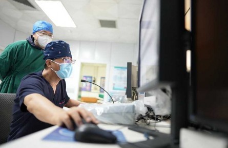 國產(chǎn)機(jī)器人首次輔助完成冠心病介入手術(shù)