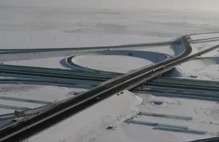 新疆：貫穿我國(guó)第二大沙漠的S21沙漠高速通車