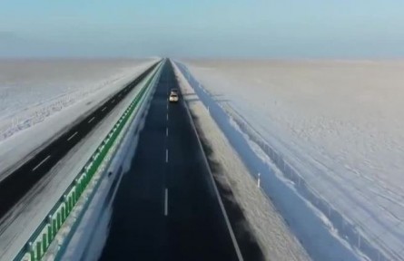 新疆：S21沙漠高速暢連“兩山一盆”