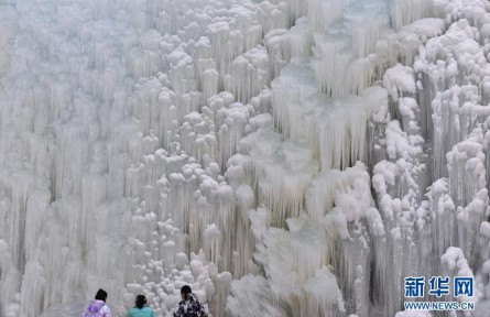 甘肅積石山:美麗冰瀑醉游人