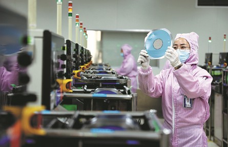 頭條英文播報(bào) | Nation aims for breakthroughs in chip sector