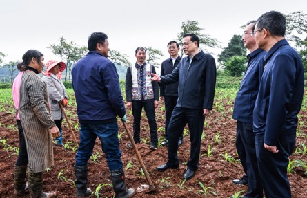 李克強(qiáng)在云南考察時(shí)強(qiáng)調(diào)：上下齊心協(xié)力 加大市場(chǎng)主體紓困力度 切實(shí)穩(wěn)就業(yè)?；久裆?></a></td>
<td align=