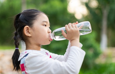 辟謠 | 吃飯時(shí)喝水會(huì)稀釋胃液？有關(guān)孩子喝水的5個(gè)誤區(qū)