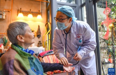 新時(shí)代新作為新篇章 · 奔向美好生活 | 托起困難群眾“穩(wěn)穩(wěn)的幸?！泵裆鸁o小事 枝葉總關(guān)情