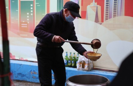 10個菜隨便吃 70歲老人擺攤賣飯7元管飽：不為賺錢，只為讓農(nóng)民工吃飽