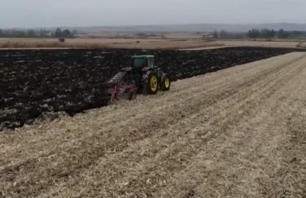 秋收與護土同步 黑土地吃上“營養(yǎng)餐”