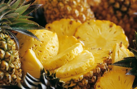 辟謠 | 菠蘿扎嘴是因?yàn)檎嬗小搬槨?？泡鹽水不管用，你可以試試這樣做