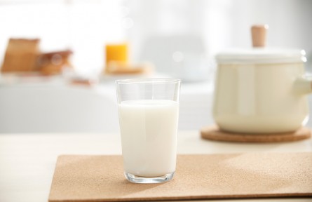 辟謠 | 牛奶喝太多會致癌？黑芝麻丸能防治脫發(fā)？這些食物謠言，很多人都信過