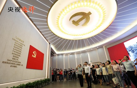 央視快評：以學(xué)增智，從黨的科學(xué)理論中悟規(guī)律、明方向、學(xué)方法、增智慧