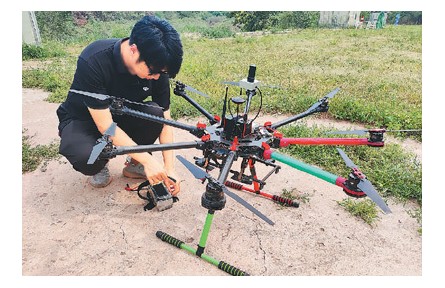 無(wú)人機(jī)駕駛員：“我們?cè)诘厣祥_飛機(jī)！
