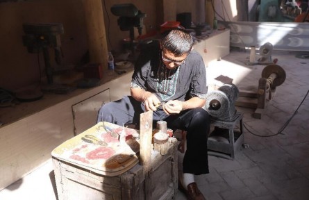沿著河湖看新疆|喀什英吉沙縣非遺小鎮(zhèn)：小刀、土陶與印花布的傳承故事