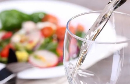 辟謠|吃飯時喝水真的影響消化嗎？