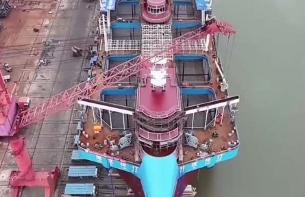 我國(guó)自主研發(fā)的自航式養(yǎng)殖工船在廣東江門下水