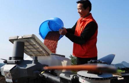 駛向丘陵山區(qū)!國(guó)產(chǎn)農(nóng)機(jī)煥新啟程