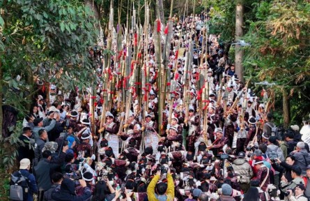 貴州岜沙苗寨：笙歌傳古寨，盛裝慶豐年