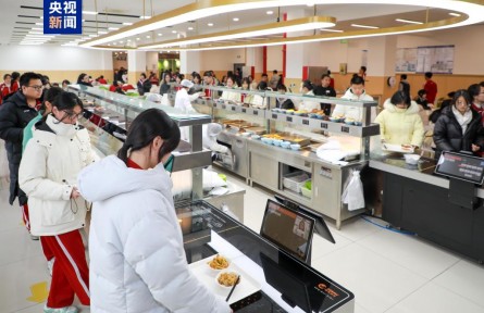 告別校外供餐 2027年底所有北京中小學將實現(xiàn)校內(nèi)食堂供餐